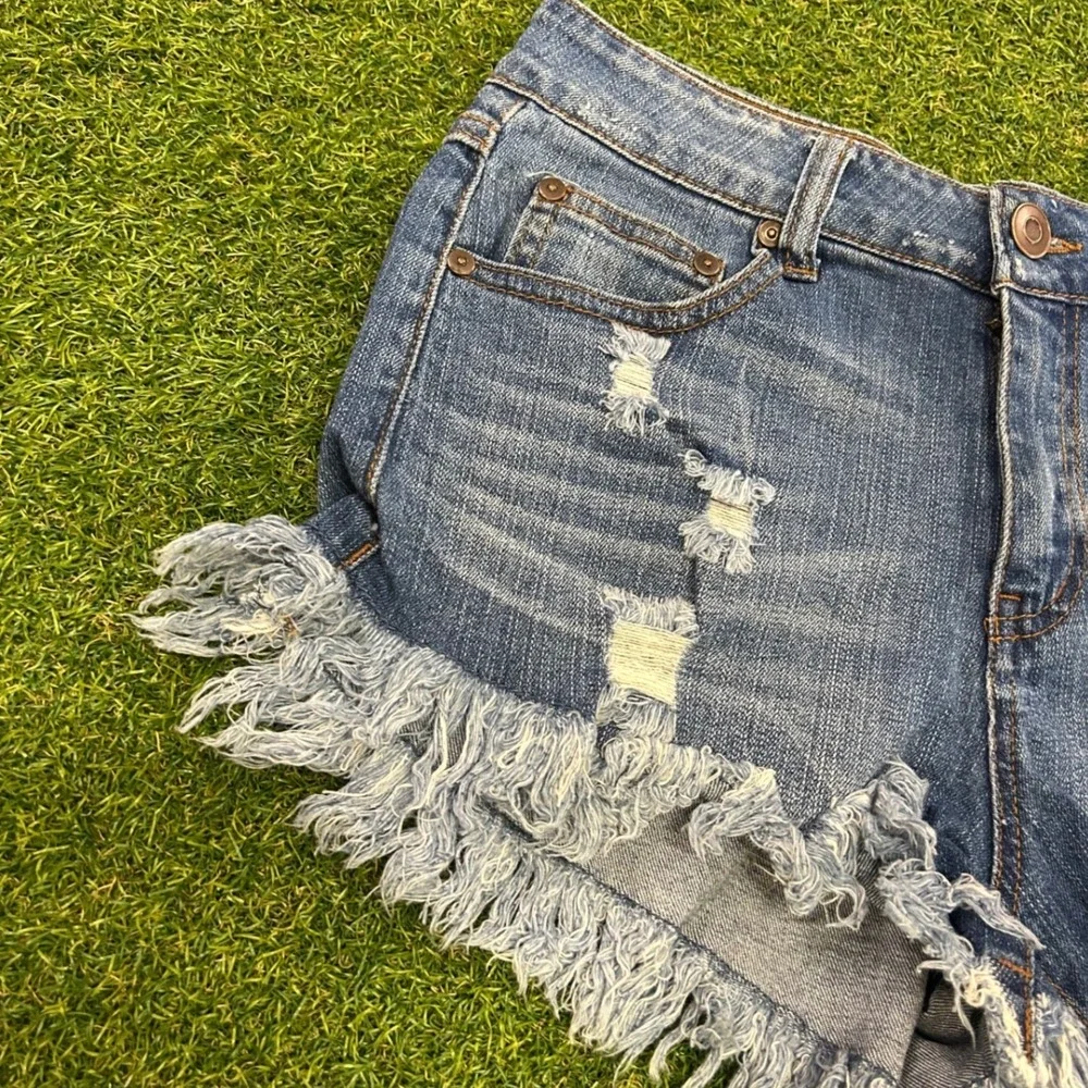 ELAN Distressed Denim Cut Off Shorts Medium Wash Frayed Hem JE3005 Womens Large